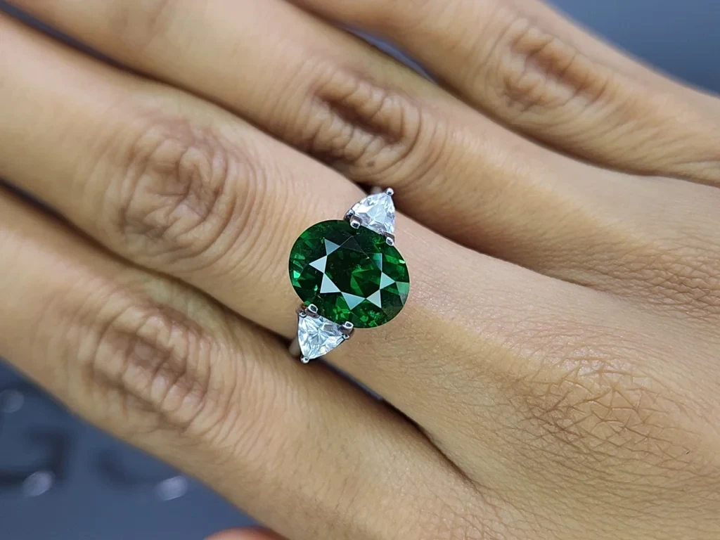 Гранат цаворит Vivid Green в огранке овал 5,52 карата, Африка Изображение №5