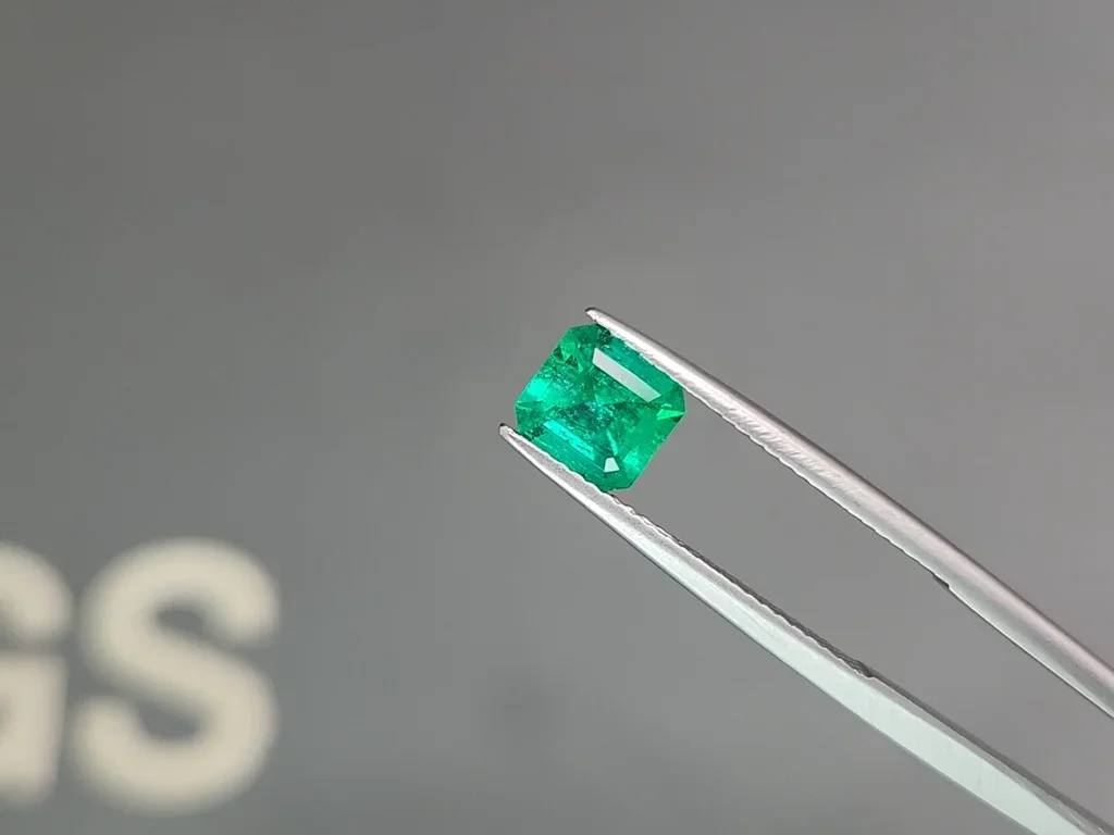 Яркий Muzo Green изумруд из Колумбии 1,15 карат Изображение №3