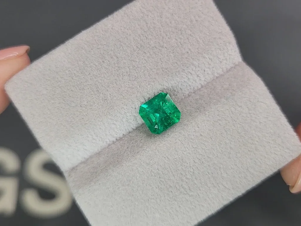 Яркий Muzo Green изумруд из Колумбии 1,15 карат Изображение №4