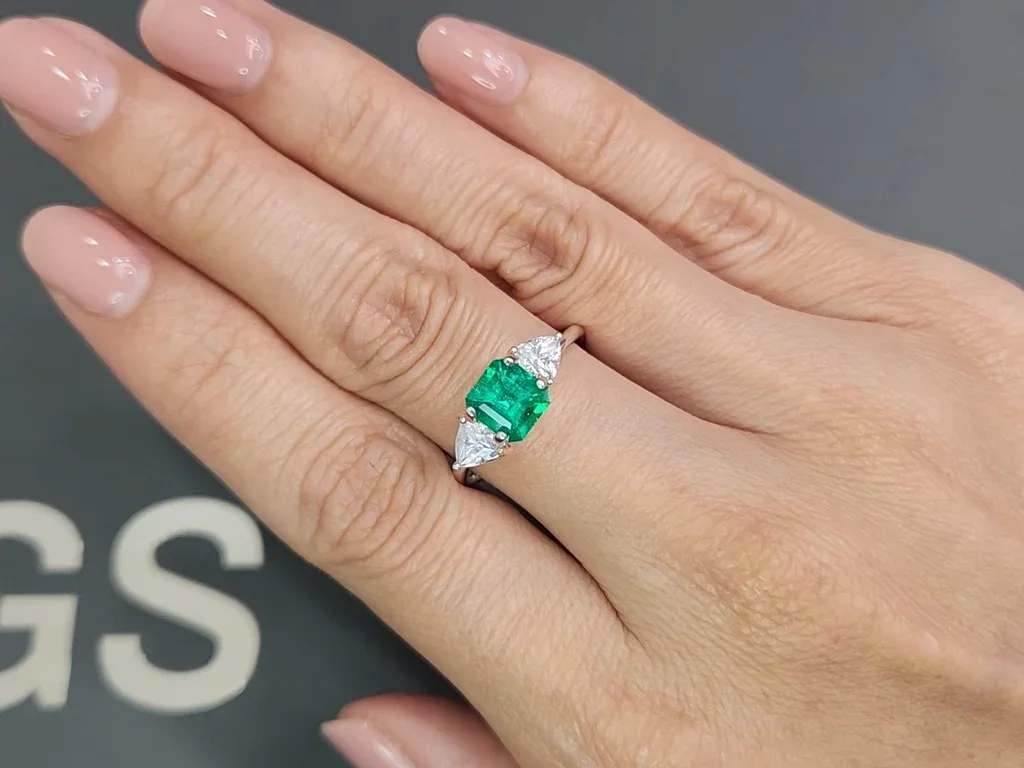 Яркий Muzo Green изумруд из Колумбии 1,15 карат Изображение №5
