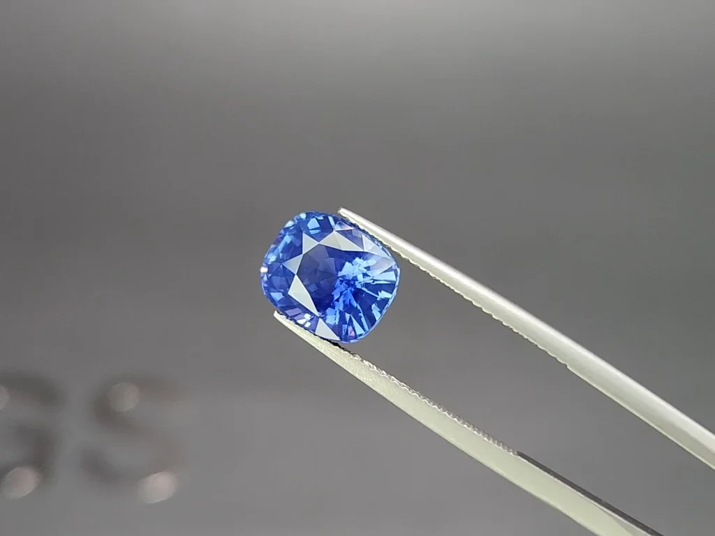 Негретый сапфир Cornflower Blue в огранке кушон 5,02 карат, Шри-Ланка Изображение №3