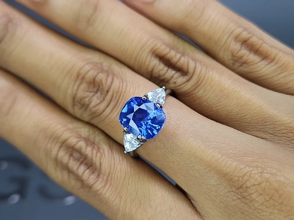Негретый сапфир Cornflower Blue в огранке кушон 5,02 карат, Шри-Ланка Изображение №5