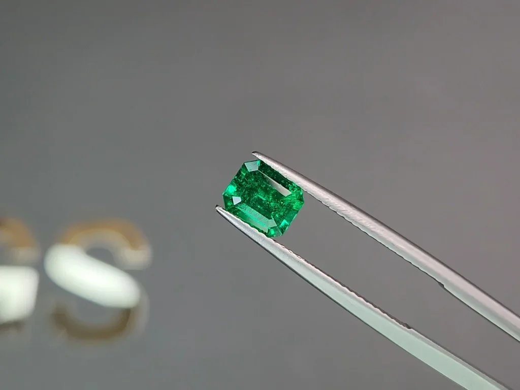 Изумруд цвета Muzo Green из Колумбии 1,02 карат Изображение №3