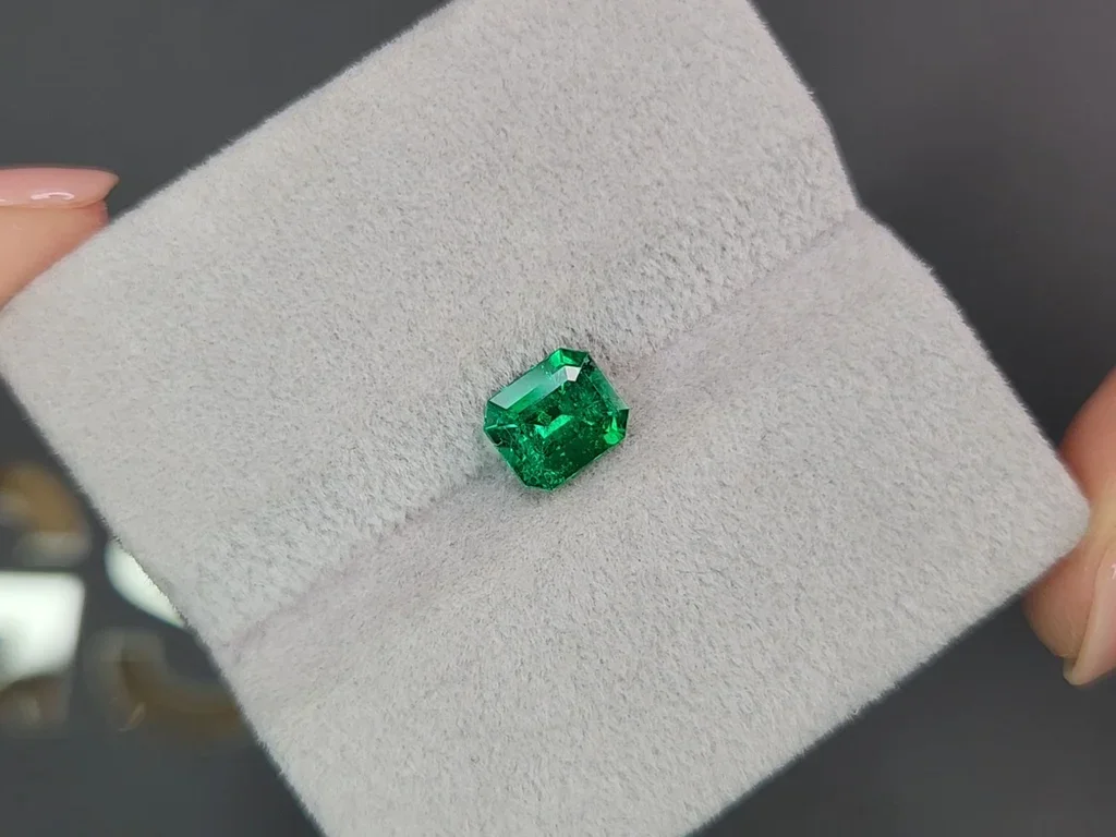 Изумруд цвета Muzo Green из Колумбии 1,02 карат Изображение №4