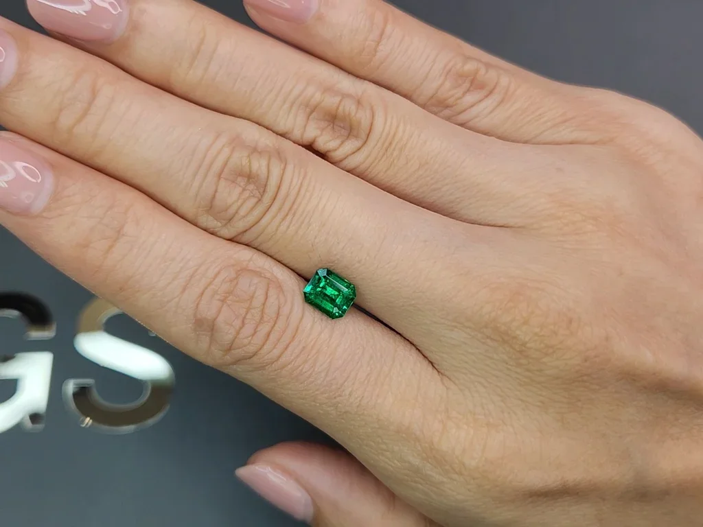 Изумруд цвета Muzo Green из Колумбии 1,02 карат Изображение №2