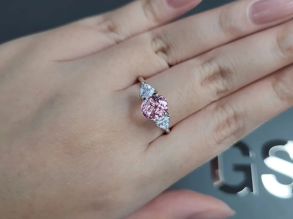 Негретый сапфир Baby Pink в огранке овал 2,06 карата, Мадагаскар Изображение №5