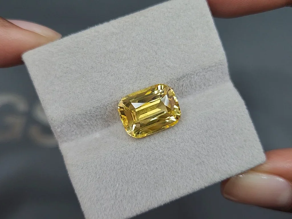 Негретый желтый сапфир в огранке кушон 8,05 карат, Шри-Ланка, (Bellerophon) Изображение №4