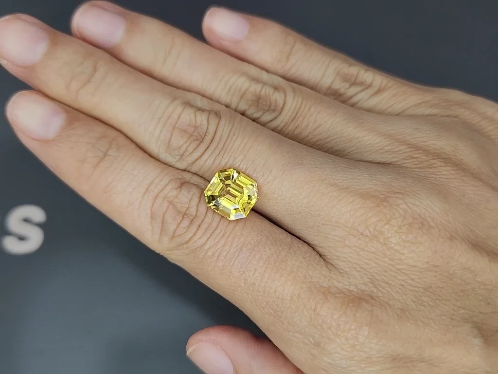 Негретый Golden Yellow сапфир в огранке октагон 4,54 карат, Шри-Ланка Изображение №2