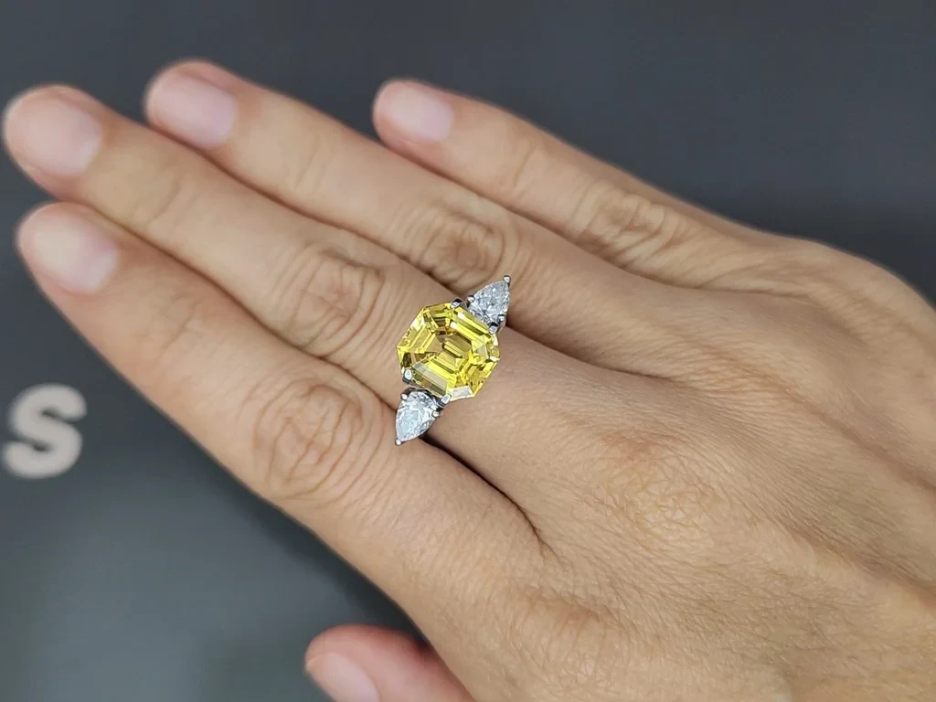 Негретый Golden Yellow сапфир в огранке октагон 4,54 карат, Шри-Ланка Изображение №3