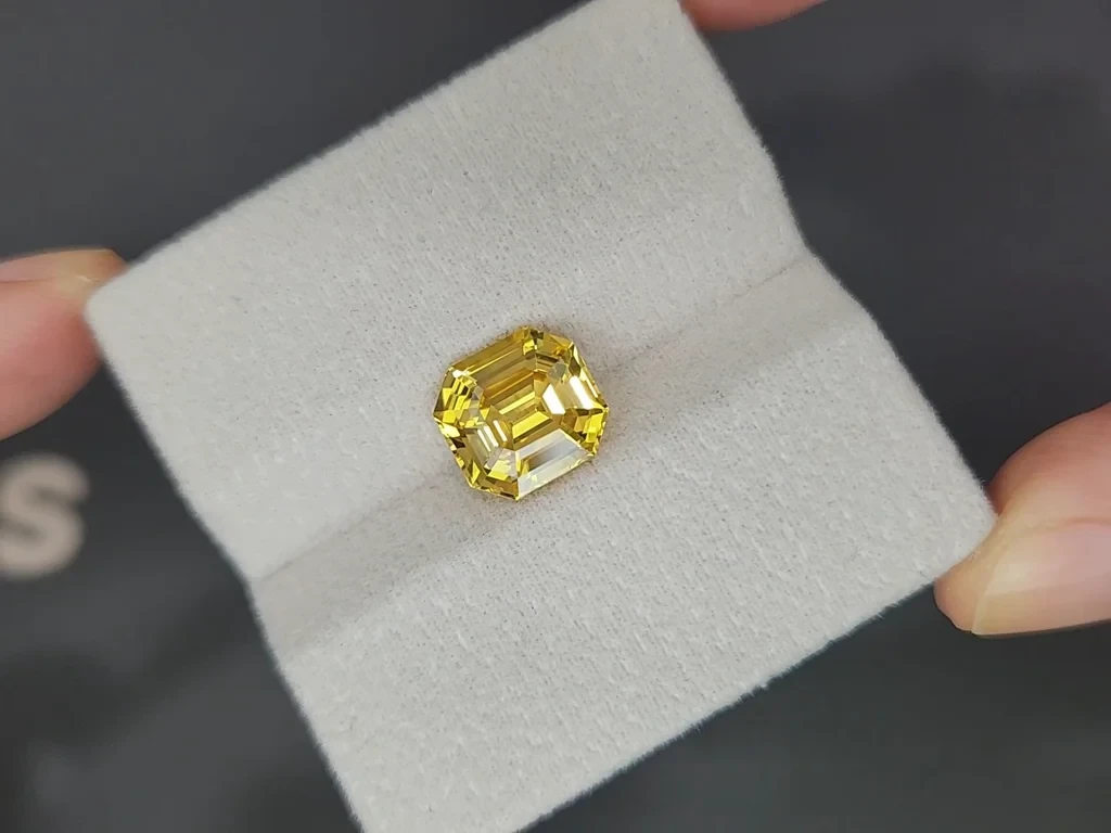 Негретый Golden Yellow сапфир в огранке октагон 4,54 карат, Шри-Ланка Изображение №4