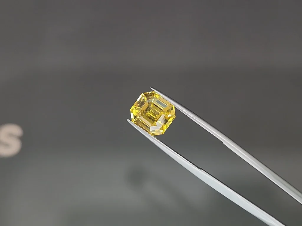 Негретый Golden Yellow сапфир в огранке октагон 4,54 карат, Шри-Ланка Изображение №5