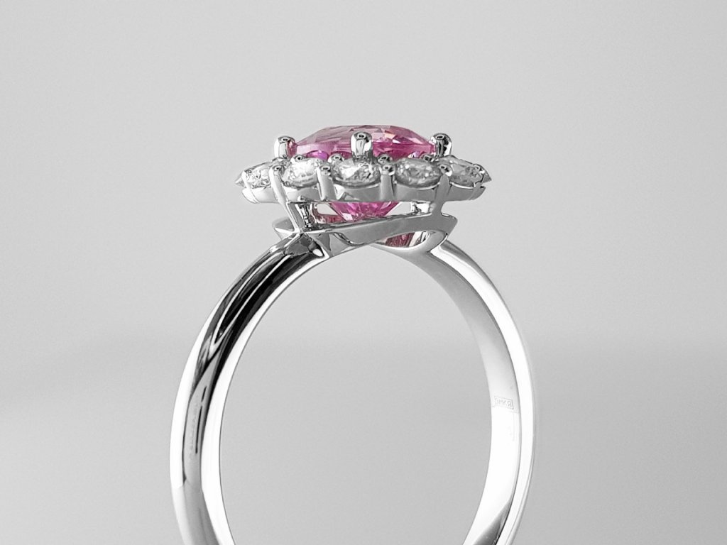 Кольцо с природным розовым сапфиром 1,35 карат и бриллиантами в белом золоте 750 пробы Изображение №4