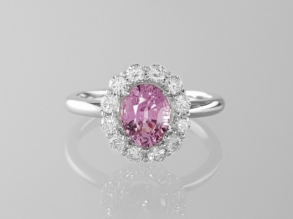 Кольцо с природным розовым сапфиром 1,35 карат и бриллиантами в белом золоте 750 пробы Изображение №1