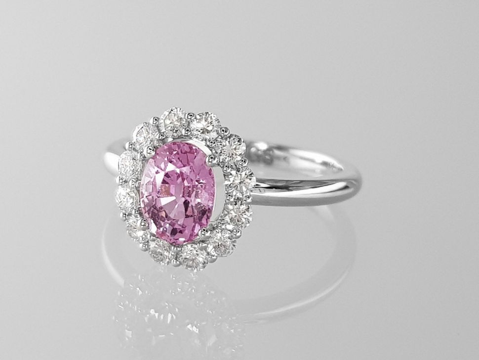 Кольцо с природным розовым сапфиром 1,35 карат и бриллиантами в белом золоте 750 пробы Изображение №2