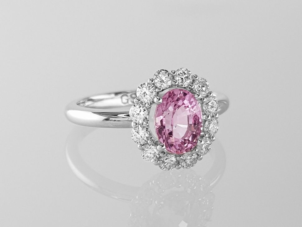 Кольцо с природным розовым сапфиром 1,35 карат и бриллиантами в белом золоте 750 пробы Изображение №3