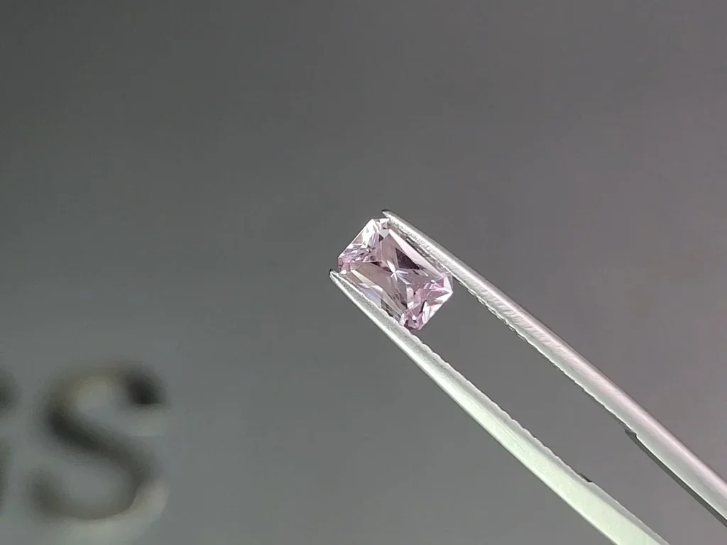 Необлагороженный розовый сапфир (Baby Pink) в огранке радиант 0,96 карата, Мадагаскар Изображение №3