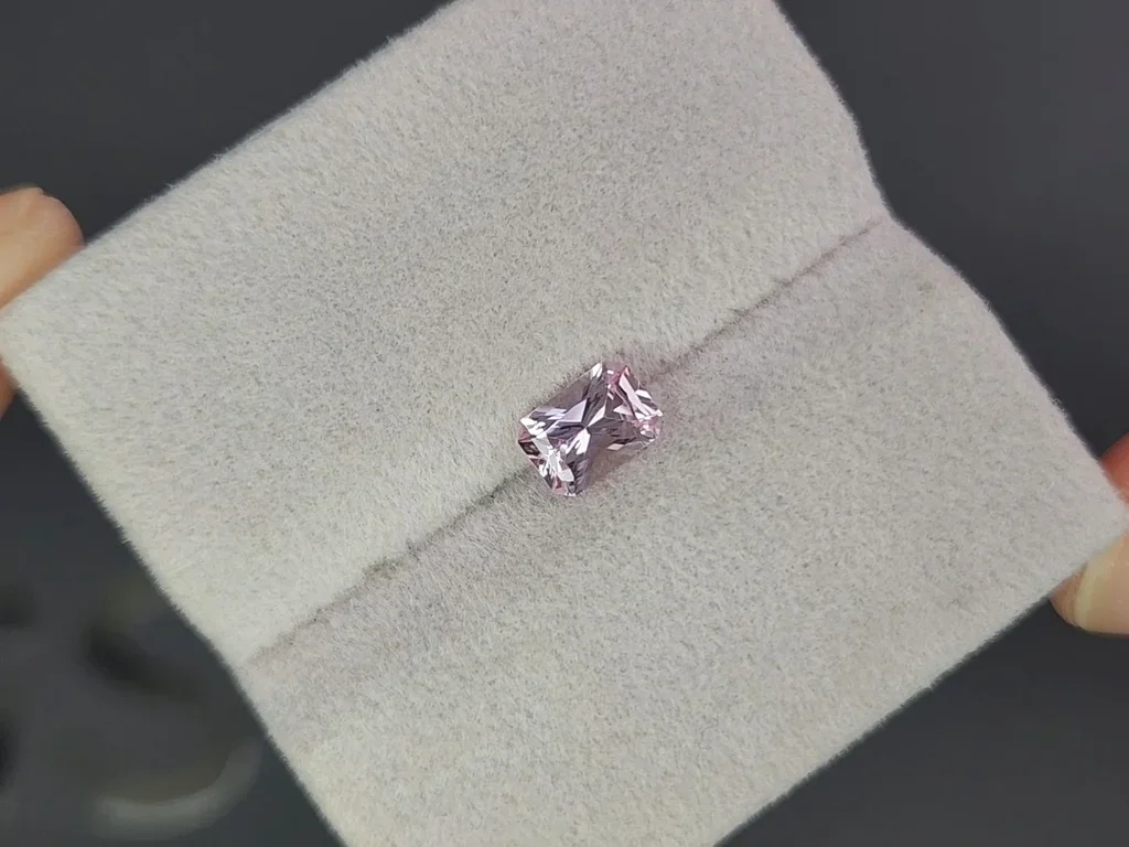 Необлагороженный розовый сапфир (Baby Pink) в огранке радиант 0,96 карата, Мадагаскар Изображение №4
