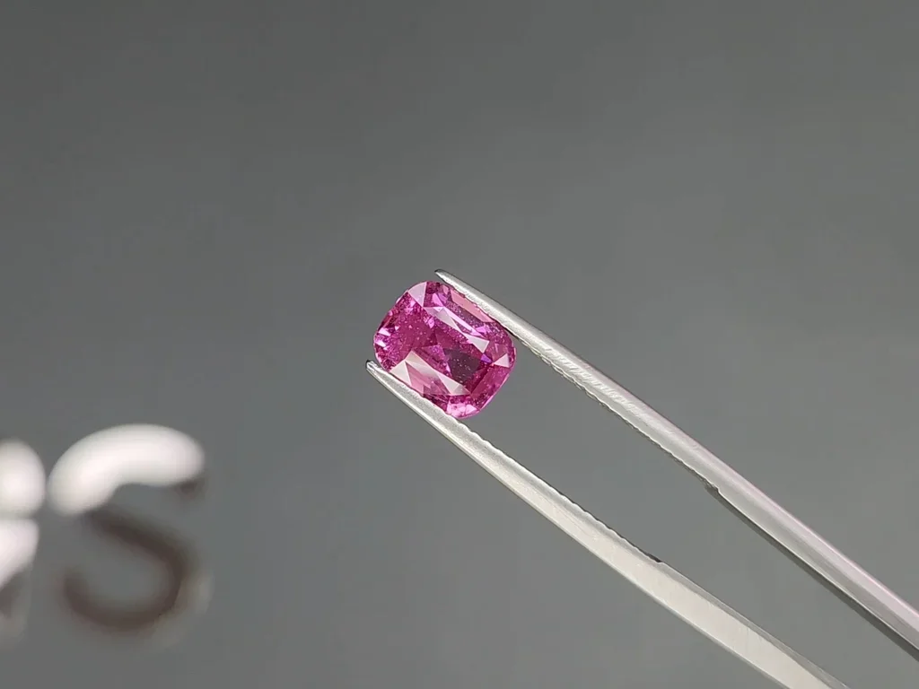 Негретый розовый сапфир Vivid Pink в огранке кушон 2,54 карата, Шри-Ланка Изображение №3