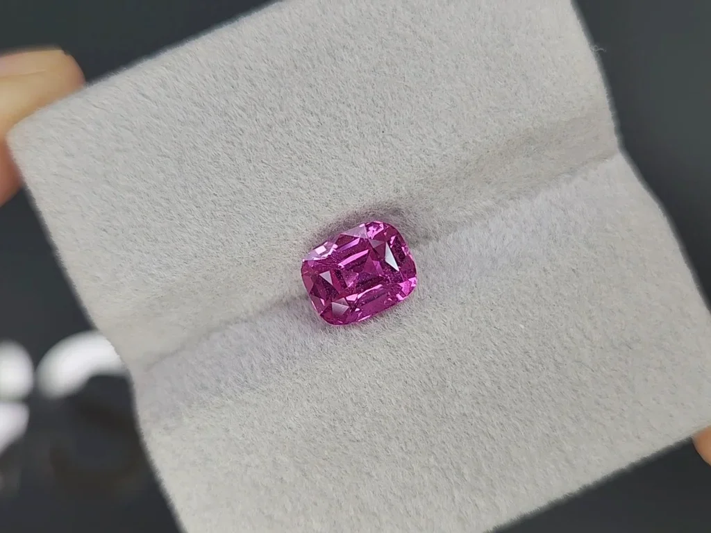 Негретый розовый сапфир Vivid Pink в огранке кушон 2,54 карата, Шри-Ланка Изображение №4