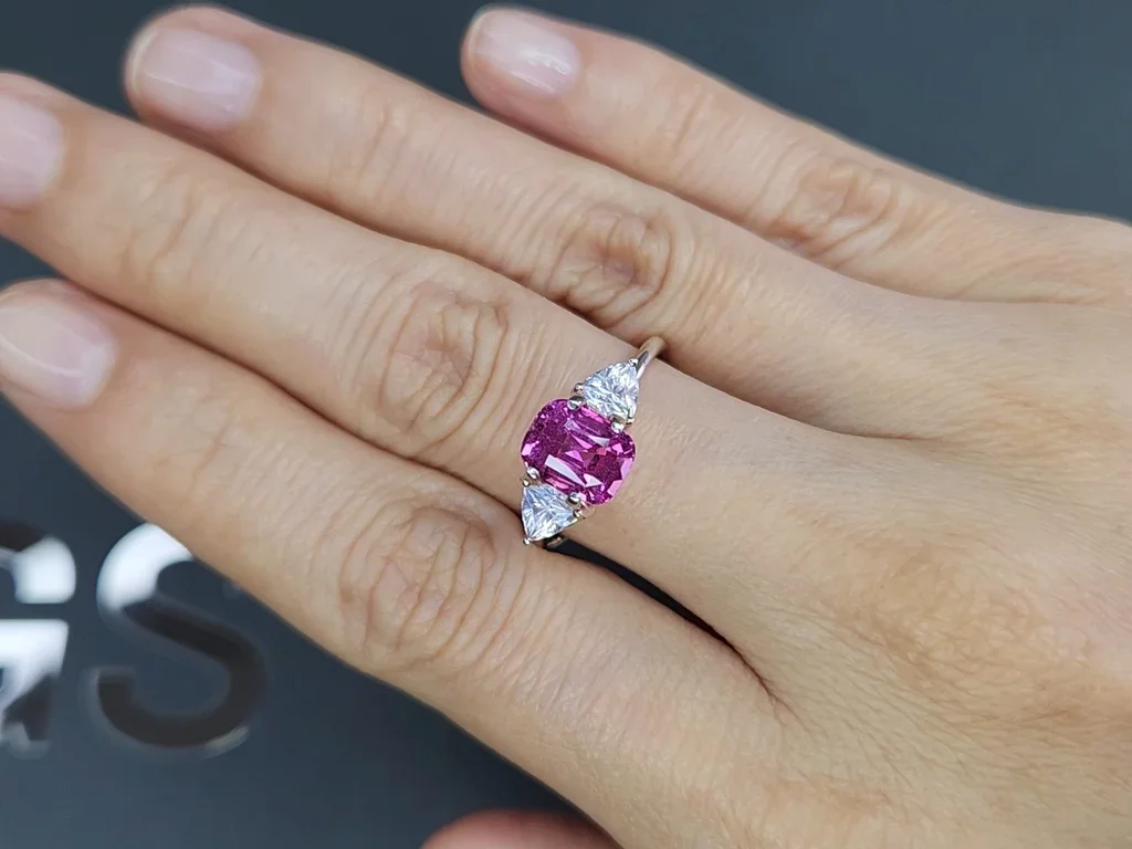 Негретый розовый сапфир Vivid Pink в огранке кушон 2,54 карата, Шри-Ланка Изображение №5