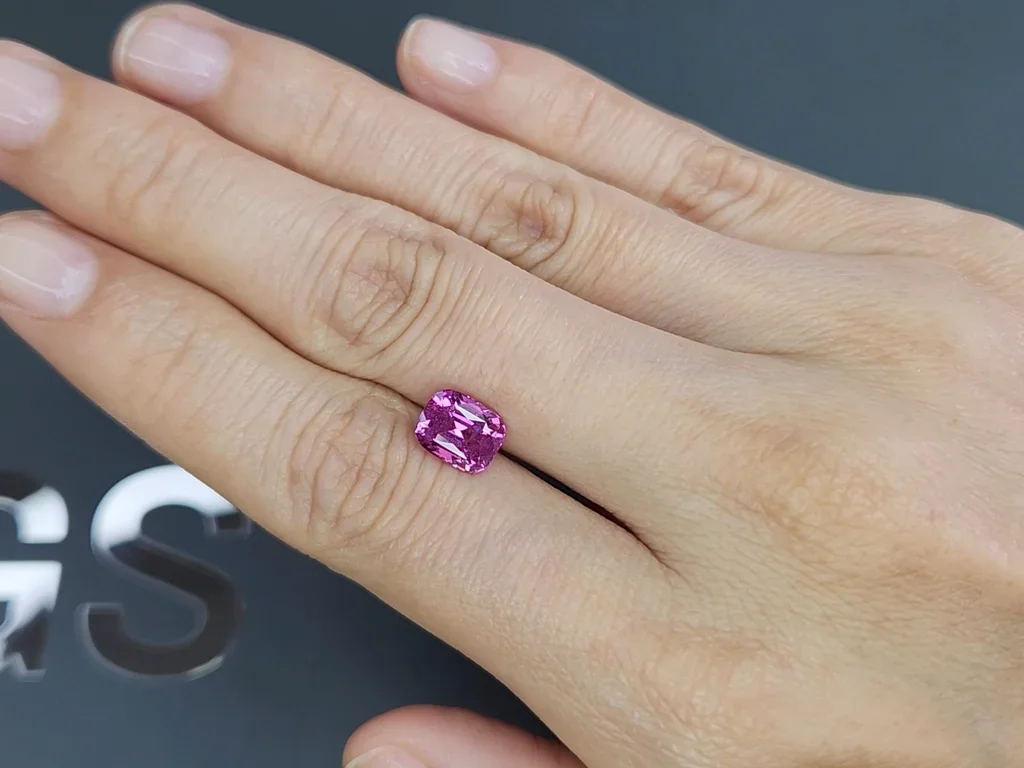 Негретый розовый сапфир Vivid Pink в огранке кушон 2,54 карата, Шри-Ланка Изображение №2