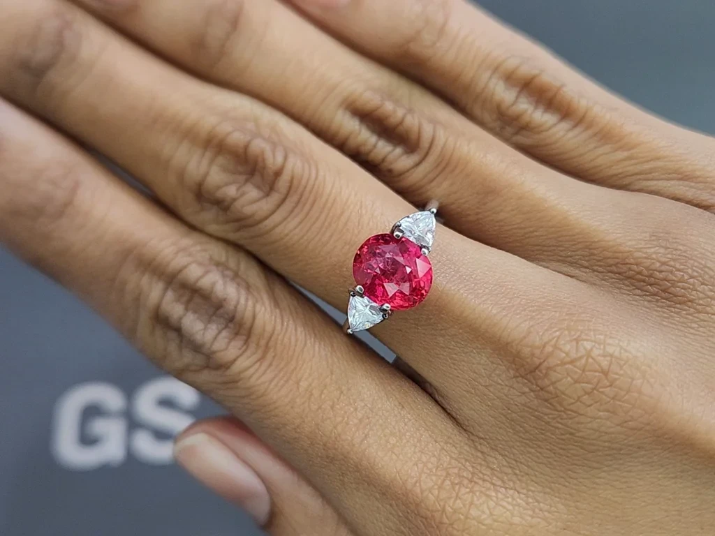 Ярко-розовая шпинель Махенге в огранке овал 3,67 карат, Танзания   Изображение №5