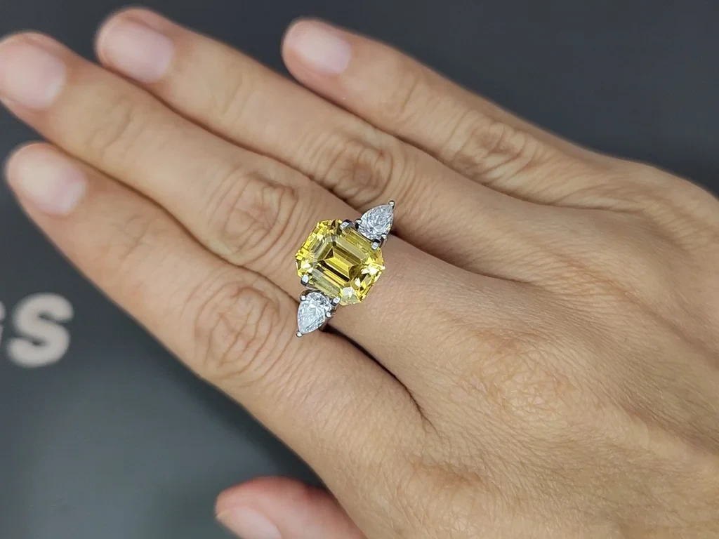 Негретый Golden Yellow сапфир в огранке октагон 5,54 карат, Шри-Ланка Изображение №3