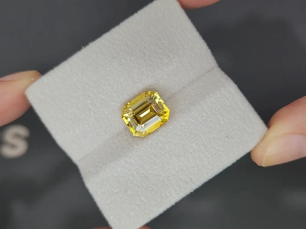 Негретый Golden Yellow сапфир в огранке октагон 5,54 карат, Шри-Ланка Изображение №4