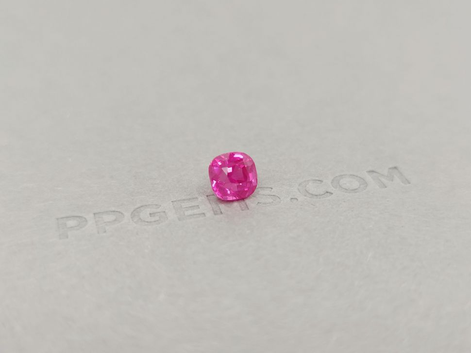 Неоновая розовая шпинель Махенге 2,10 карата Изображение №3