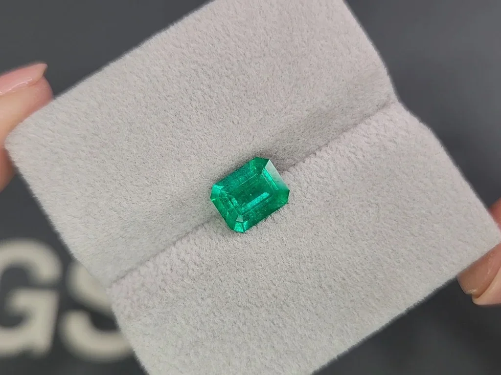 Колумбийский изумруд Vivid Muzo Green 1,35 карат Изображение №4