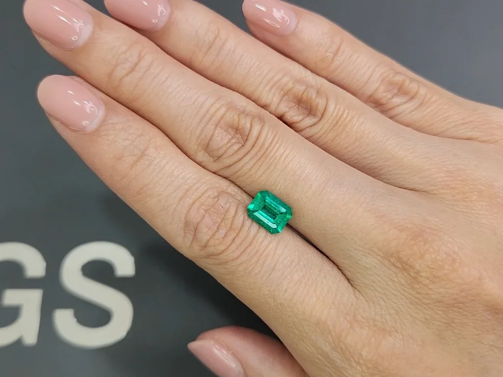 Колумбийский изумруд Vivid Muzo Green 1,35 карат Изображение №2