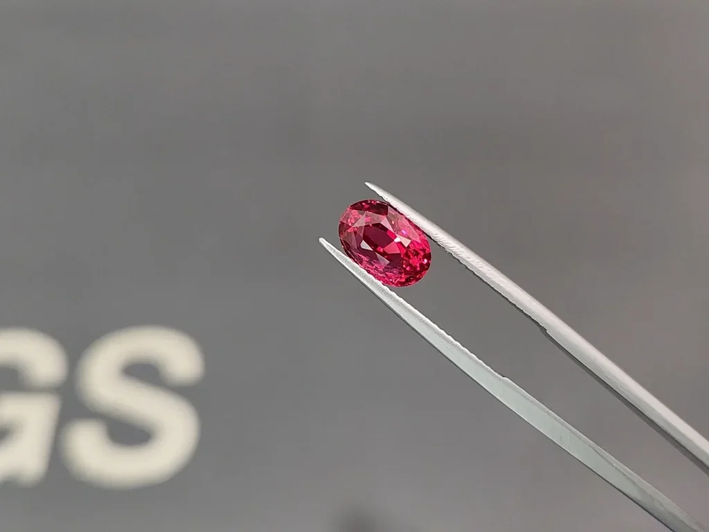 Шпинель Махенге Vibrant pink red в огранке овал 3,02 карата, Танзания Изображение №3