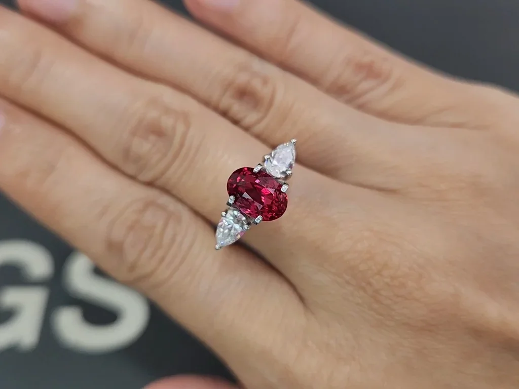 Шпинель Махенге Vibrant pink red в огранке овал 3,02 карата, Танзания Изображение №5