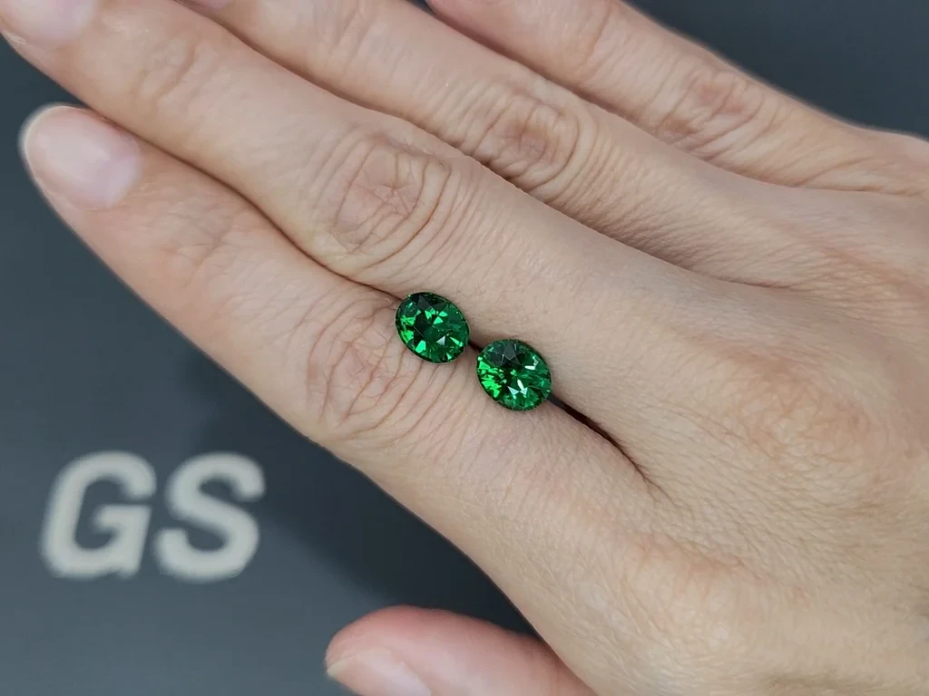 Пара гранатов цаворитов в огранке овал 3,12 карат, Африка Изображение №2