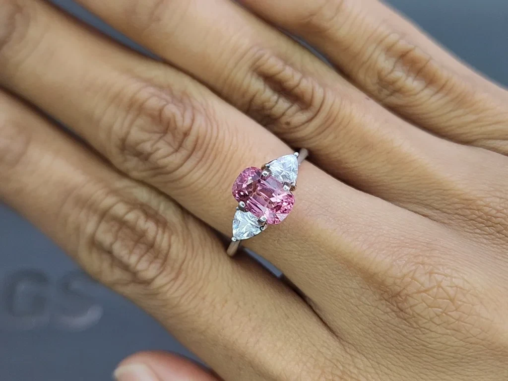 Шпинель Махенге в огранке кушон 2,06 карат, Танзания Изображение №5