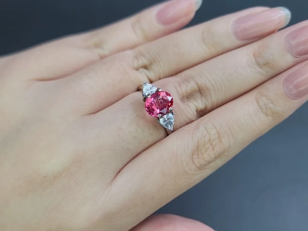 Шпинель Махенге Vibrant Pinkish Red в огранке овал 2,01 карат, Танзания Изображение №5