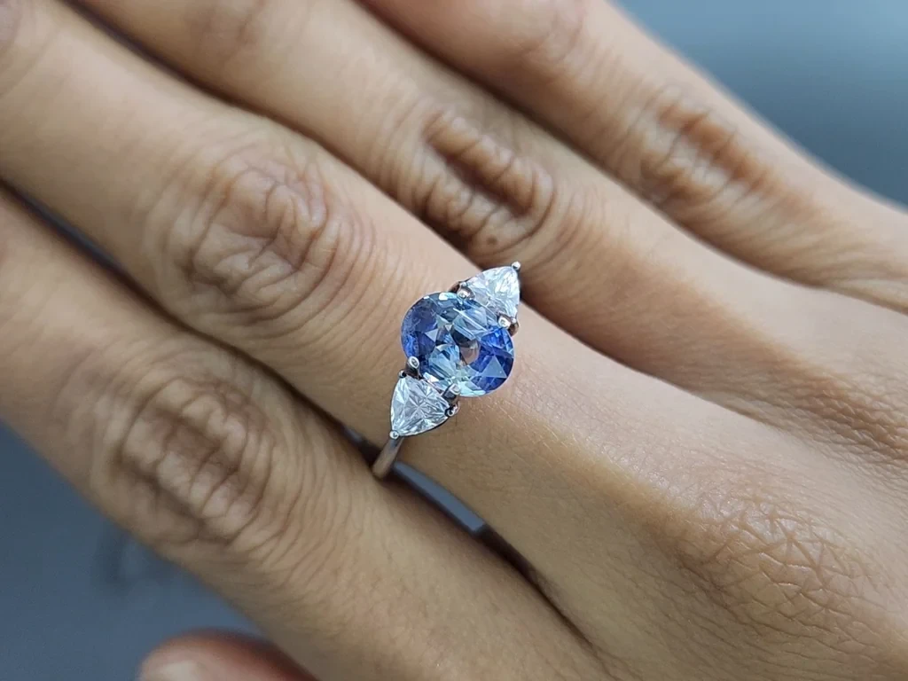 Негретый сапфир Bi-color в огранке овал 2.22 карат, Шри-Ланка Изображение №5