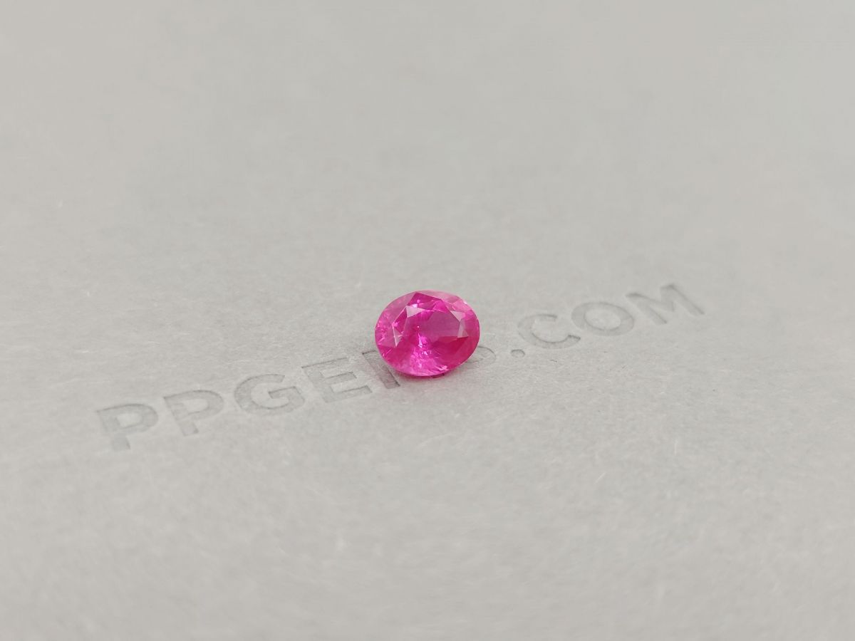 Шпинель Махенге неонового розового цвета 2,07 карата фото №3