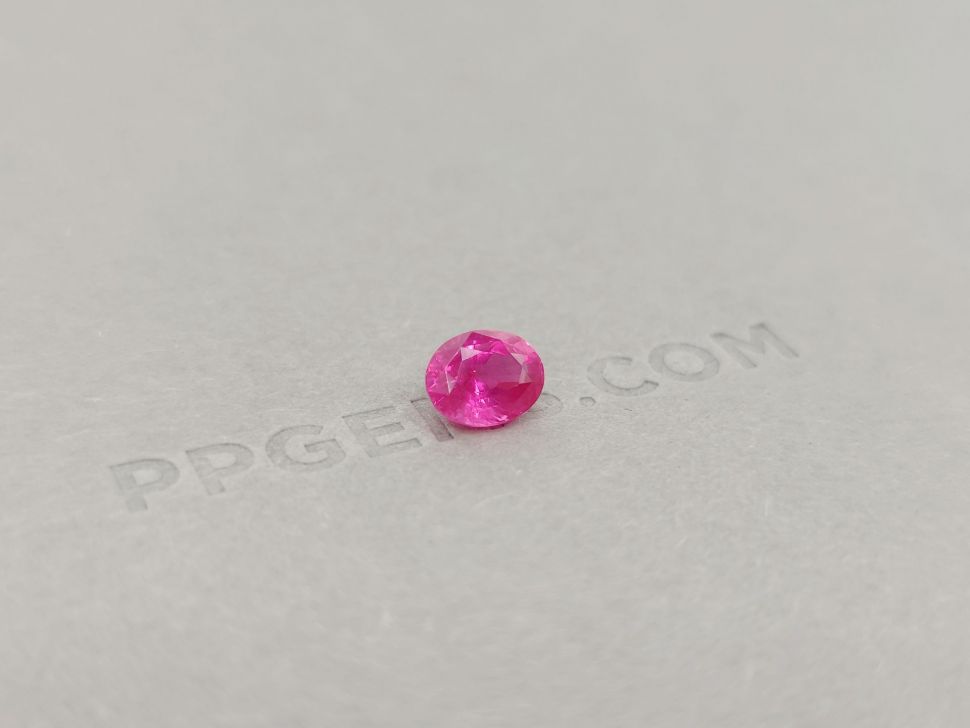 Шпинель Махенге неонового розового цвета 2,07 карата Изображение №3