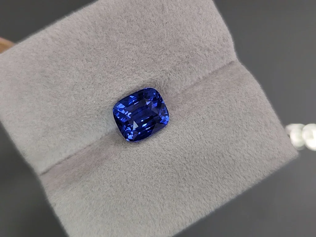 Синий сапфир Royal Blue в огранке кушон 4,00 карат, Шри-Ланка  Изображение №4