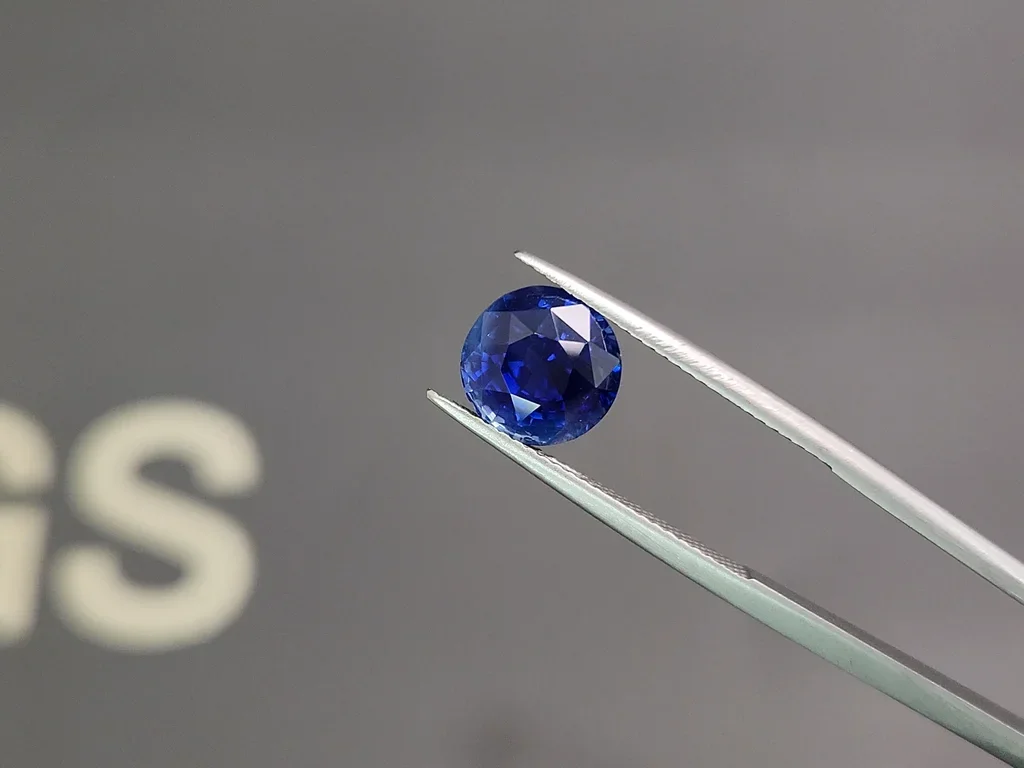 Негретый сапфир Royal Blue в огранке круг 5,29 карата, Шри-Ланка Изображение №3