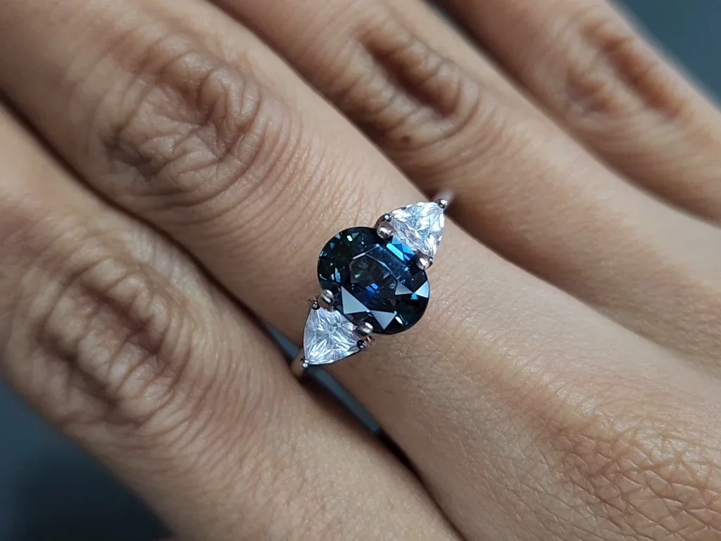 Негретый сапфир Teal в огранке овал 2,04 карата, Мадагаскар Изображение №5