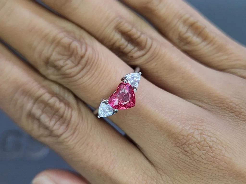 Шпинель Махенге в огранке сердце 2,16 карат, Танзания Изображение №5