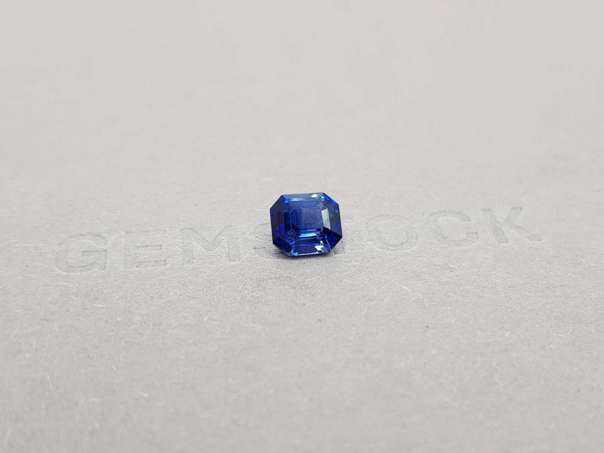 Синий сапфир из Шри-Ланки в огранке октагон 1,96 карат фото №2
