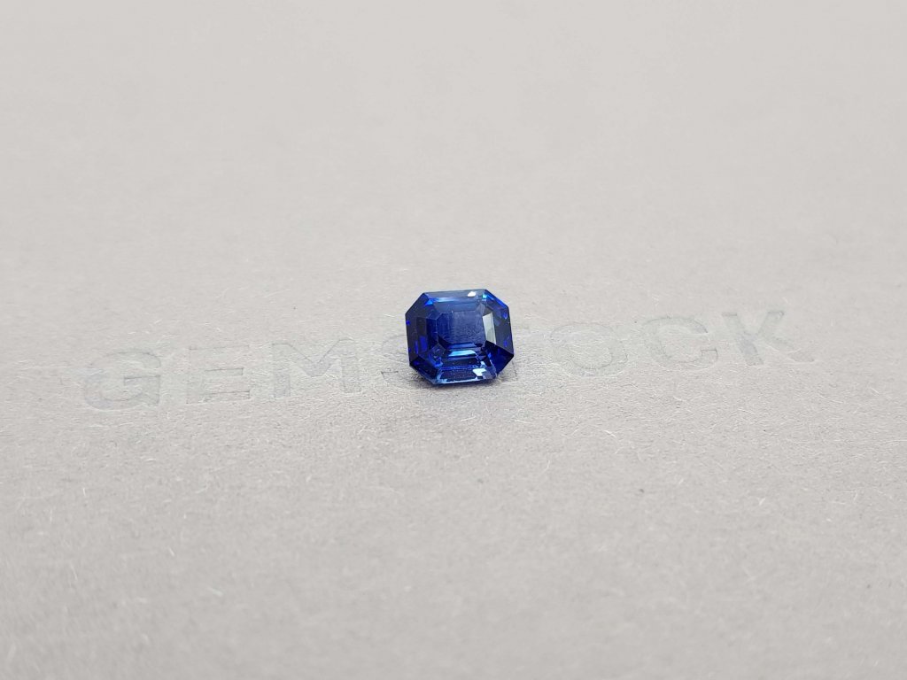 Синий сапфир из Шри-Ланки в огранке октагон 1,96 карат Изображение №2