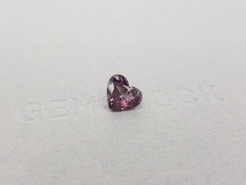 Насыщенная пурпурная шпинель в огранке сердце 2,39 карата, Бирма Изображение №2