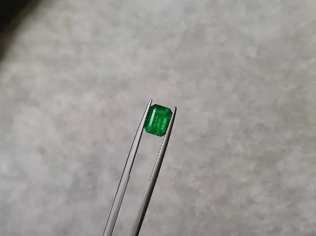 Изумруд цвета Vivid Green в огранке октагон 1,40 карат, Колумбия Изображение №3