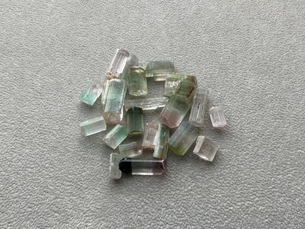 Lot #4 Raw Bi-color Tourmalines from Afghanistan 106.28 ct 20 pcs Изображение №2