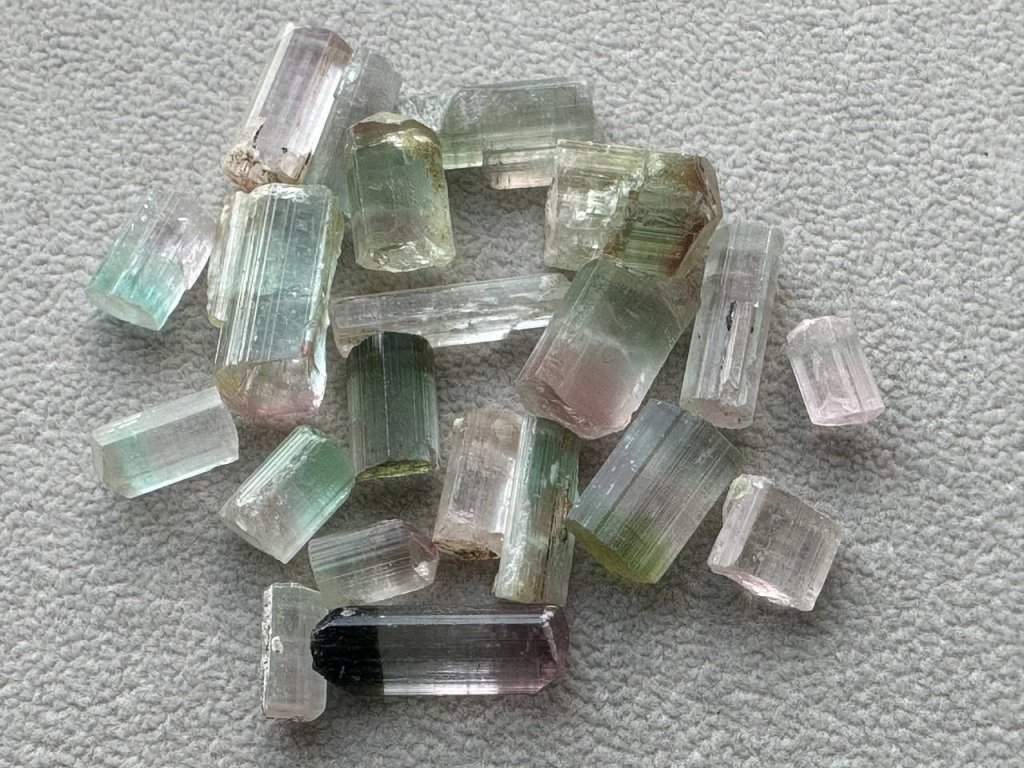 Lot #4 Raw Bi-color Tourmalines from Afghanistan 106.28 ct 20 pcs Изображение №4