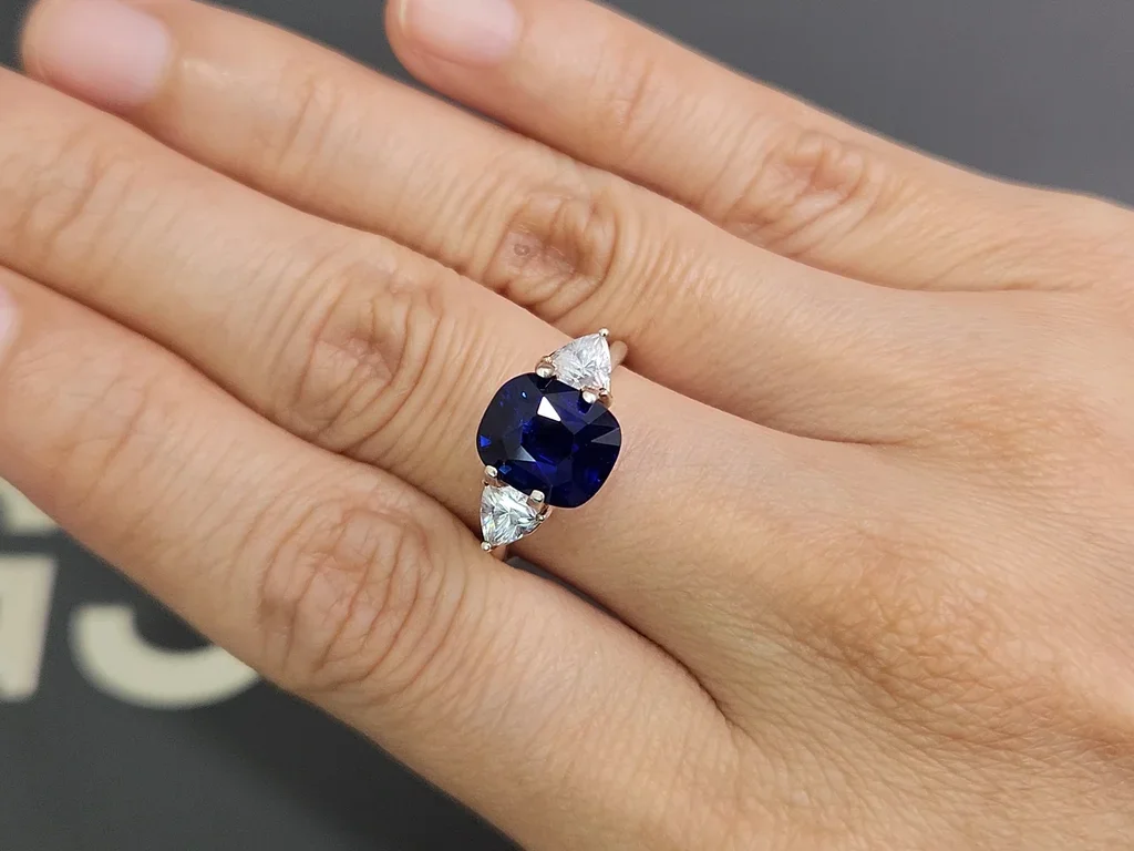 Негретый сапфир Royal Blue в огранке кушон 4,05 карата, Шри-Ланка Изображение №5